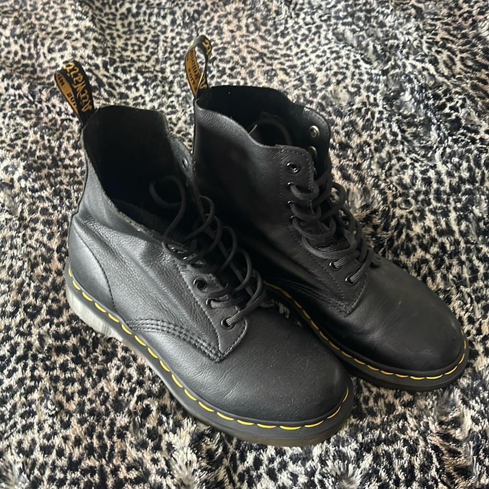 DR. MARTENS 1460 Womens Boots sure size 7